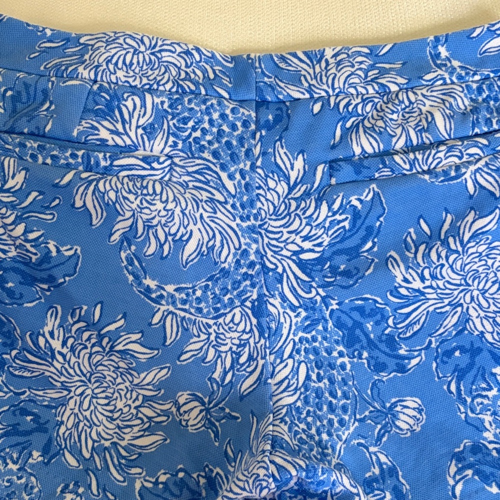 Lilly Pulitzer like new Blue Floral Scallop Hem Women’s size 6 Shorts - Picture 2 of 7